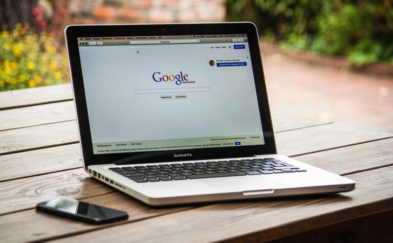 Pessoa usando ia para criar site simples em um notebook com a ajuda de um assistente de inteligência artificial