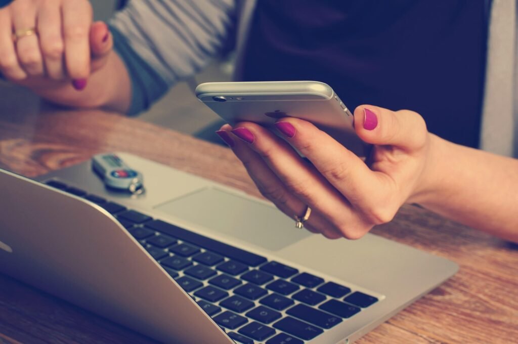 Contador usando Notion AI para contadores em um notebook com checklists, calendário e planilhas organizados