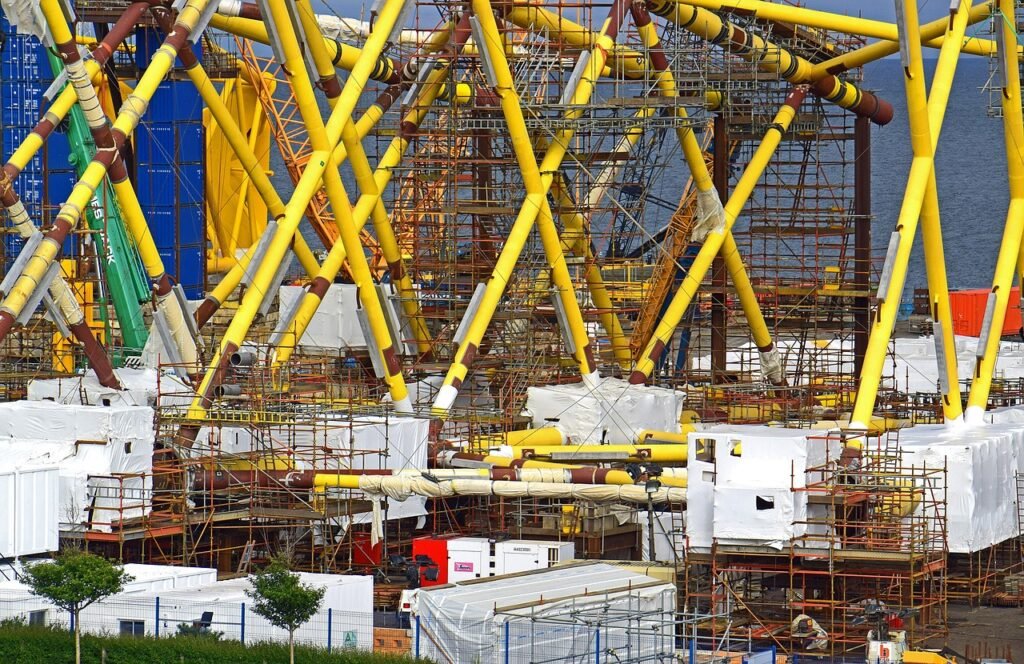 Drone realizando inspeção offshore com drones em uma plataforma de petróleo em alto-mar