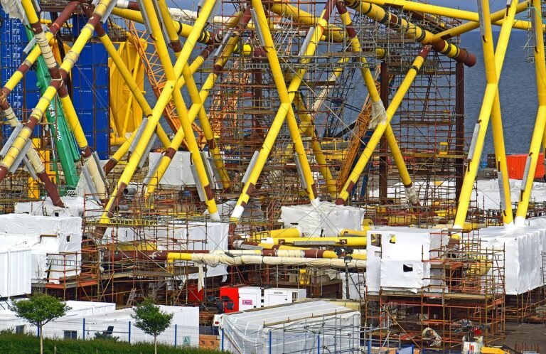 Drone realizando inspeção offshore com drones em uma plataforma de petróleo em alto-mar
