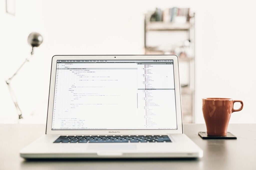 Freelancer de tecnologia usando IA para freelancers no computador, com código, propostas e agenda organizados