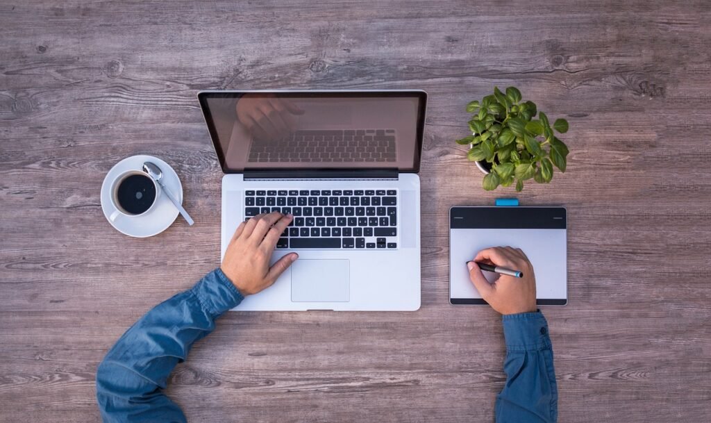 Freelancer de tecnologia usando IA para freelancers no computador, com código, propostas e agenda organizados
