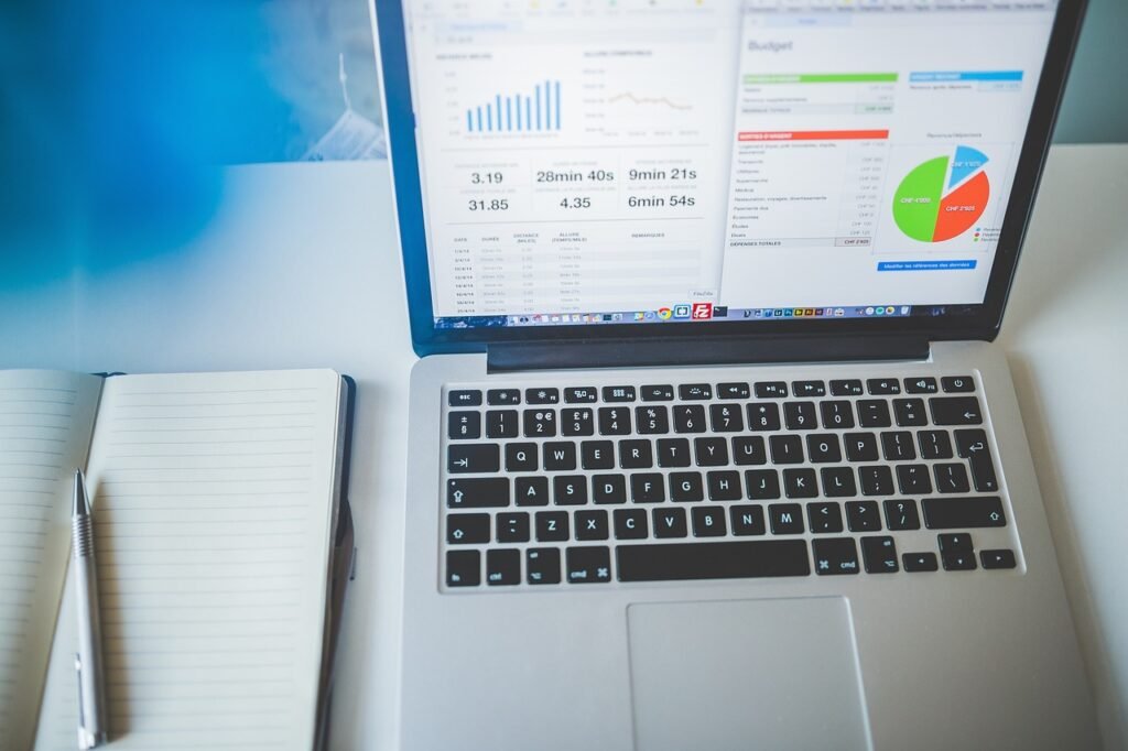 Pessoa usando dicas de NotebookLM para organizar documentos e economizar tempo no computador