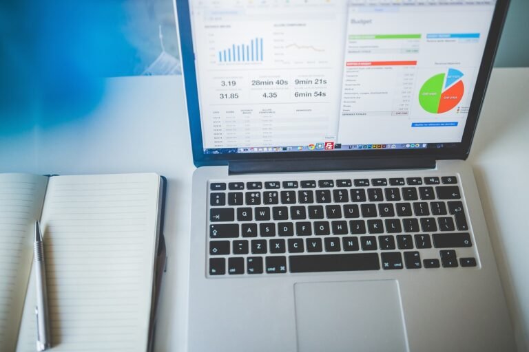 Pessoa usando dicas de NotebookLM para organizar documentos e economizar tempo no computador
