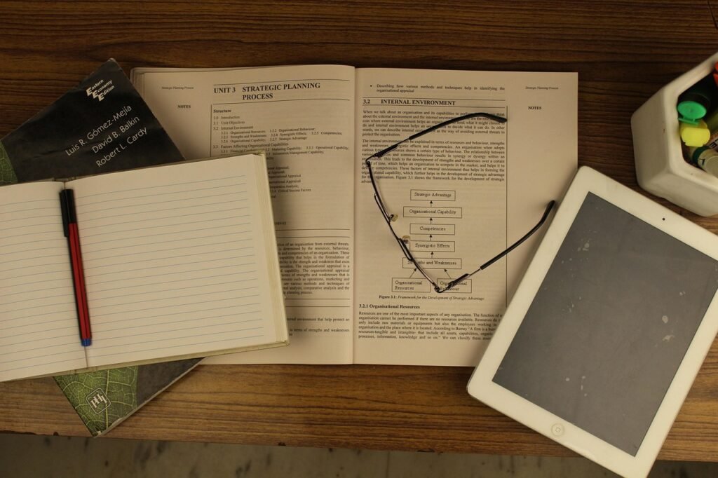 Estudante usando prompts do Notion AI no notebook para organizar resumos, cronograma e flashcards