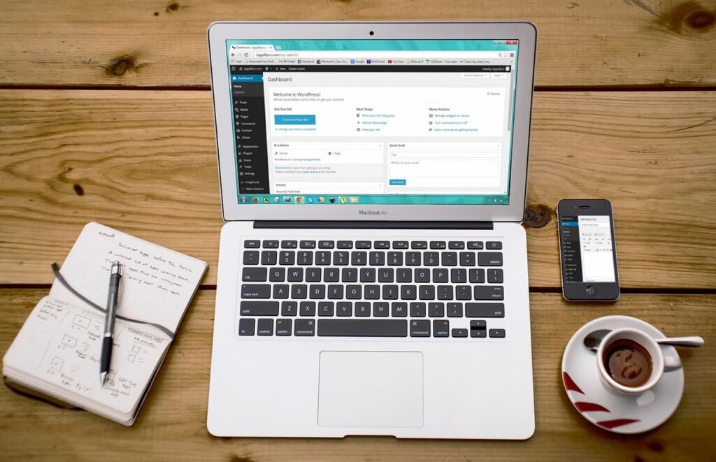 Criador de conteúdo usando prompts do DeepSeek no notebook para planejar vídeos e posts