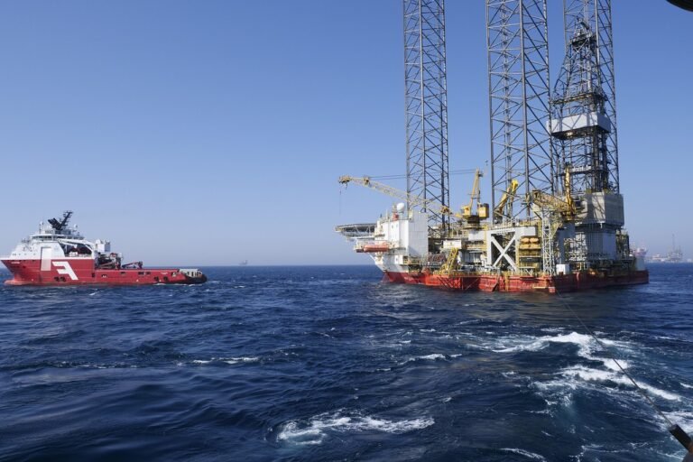 Plataforma offshore com sensores e drone ilustrando a inteligência artificial na indústria offshore
