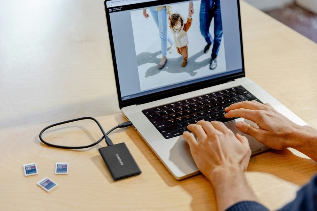 Profissional usando o Adobe Firefly no notebook para criar imagens com inteligência artificial