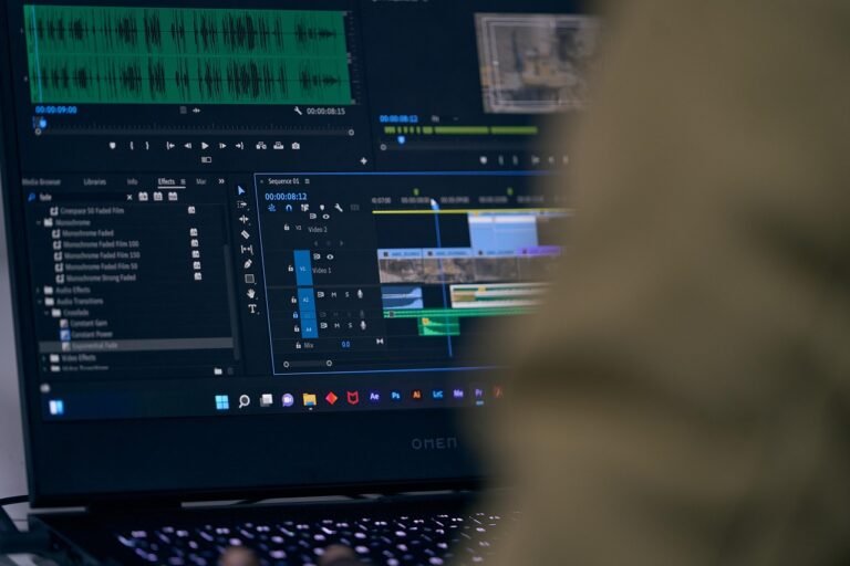 Pessoa usando um notebook para aplicar dicas de Sora e criar vídeos com inteligência artificial