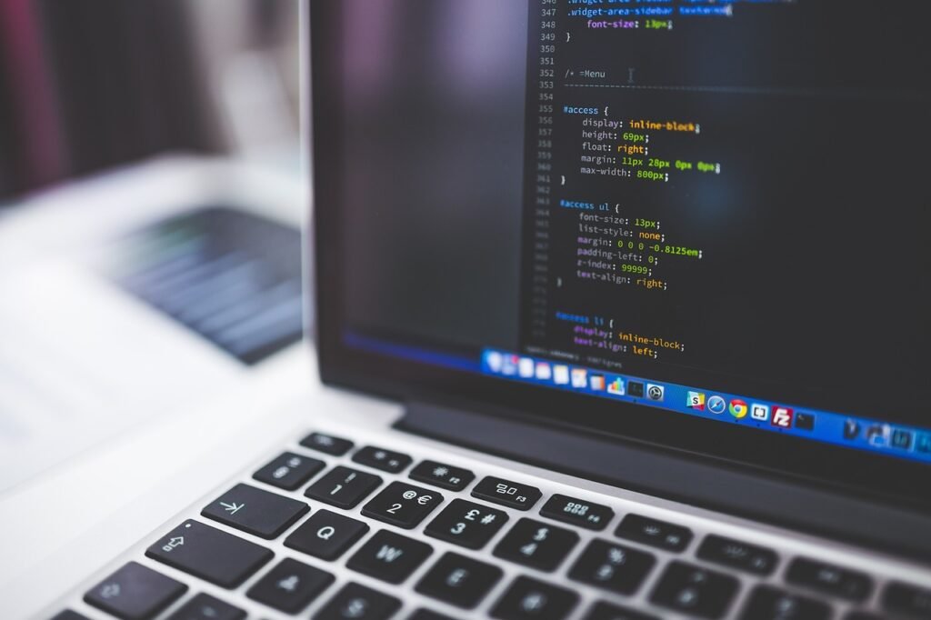 Pessoa estudando com o cursor para aprender programação em um editor de código com assistente de IA