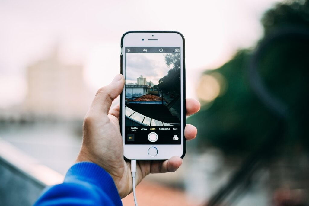Pessoa usando IA no celular para conversar por voz, texto e câmera com um assistente de inteligência artificial