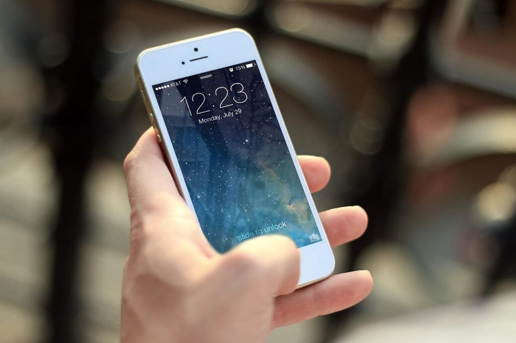 Pessoa usando IA no celular para conversar por voz, texto e câmera com um assistente de inteligência artificial