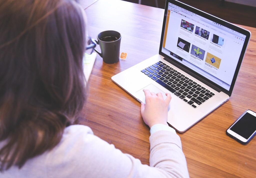 Pessoa usando ia para criar site simples em um notebook com a ajuda de um assistente de inteligência artificial
