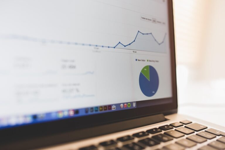 Profissional usando ferramentas de IA para criar apresentações em um notebook com slides coloridos
