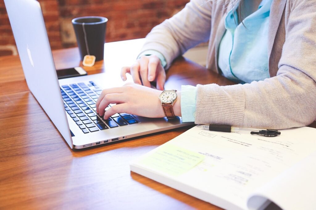 Pessoa aprendendo como escrever bons prompts em um computador com assistente de inteligência artificial
