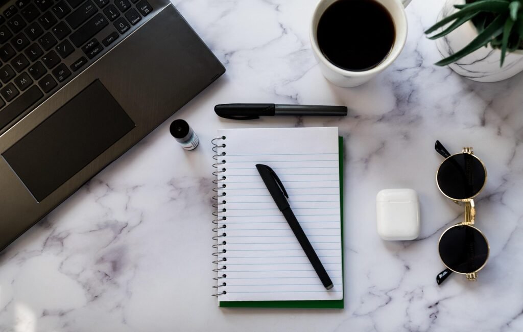Pessoa aprendendo a usar o Perplexity para estudar um assunto novo no notebook, com anotações e fontes ao redor