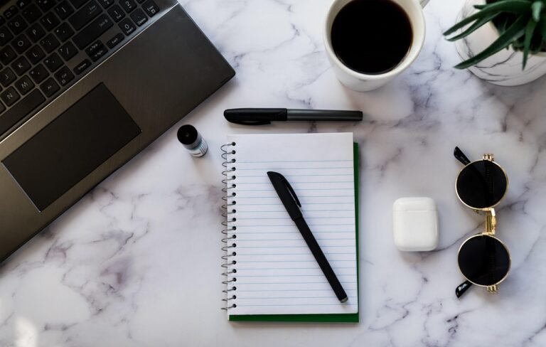 Pessoa aprendendo a usar o Perplexity para estudar um assunto novo no notebook, com anotações e fontes ao redor