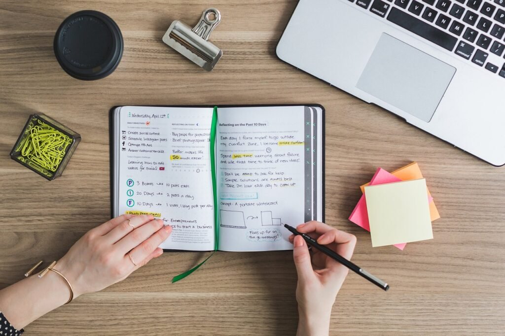 Estudante usando prompts do Notion AI no notebook para organizar resumos, cronograma e flashcards