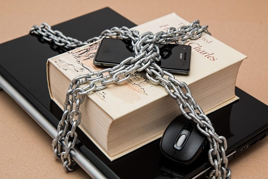 Corretor de imóveis usando IA para corretores no notebook e no celular durante o atendimento a um cliente