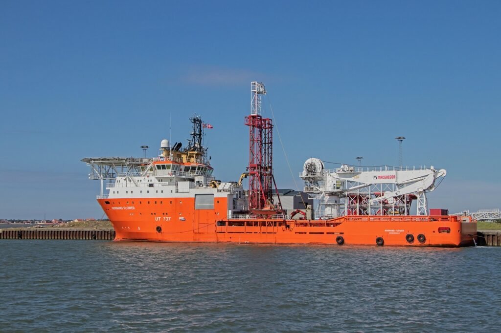Embarcação de apoio, plataforma e helicóptero representando a IA na logística offshore