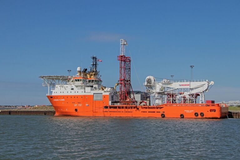 Embarcação de apoio, plataforma e helicóptero representando a IA na logística offshore