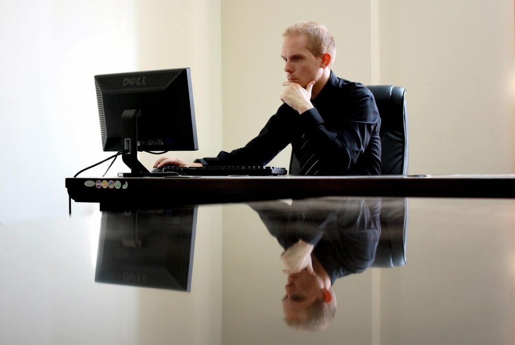 Pessoa usando o computador para conversar com a IA e evitar erros ao usar ChatGPT