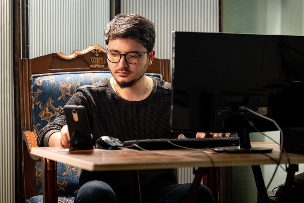 Pessoa revisando uma conversa no computador para evitar erros com o Claude, assistente de IA da Anthropic