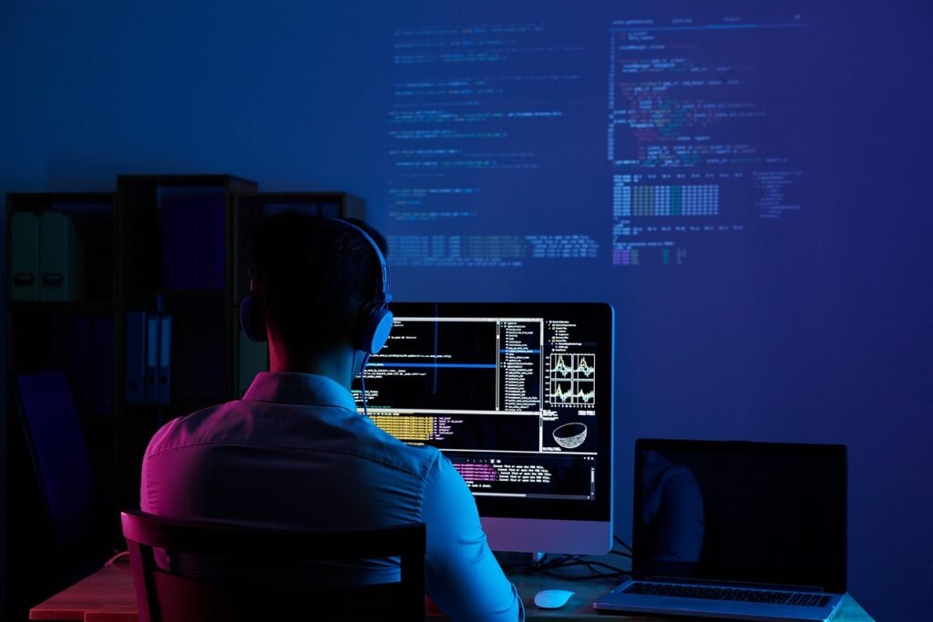 Claude Code para aprender programação: pessoa iniciante estudando programação no notebook com a ajuda de um assistente de inteligência artificial