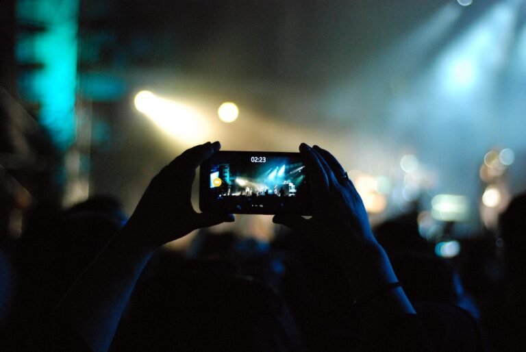 Ferramentas de IA para editar vídeos curtos: criador de conteúdo editando um vídeo vertical no celular e no notebook com ajuda de inteligência artificial