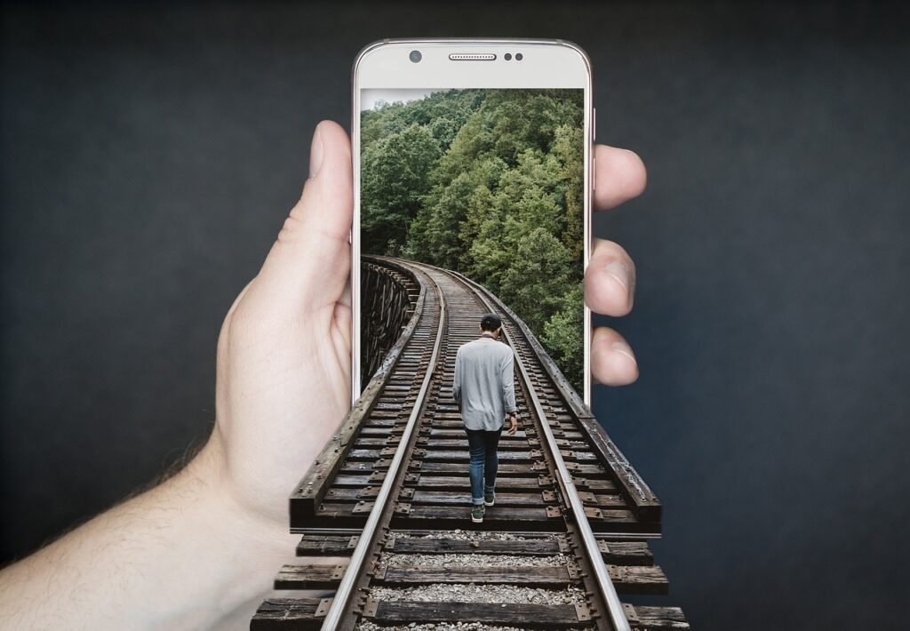 Pessoa usando ia para criar vídeos verticais para Reels e TikTok com celular e notebook