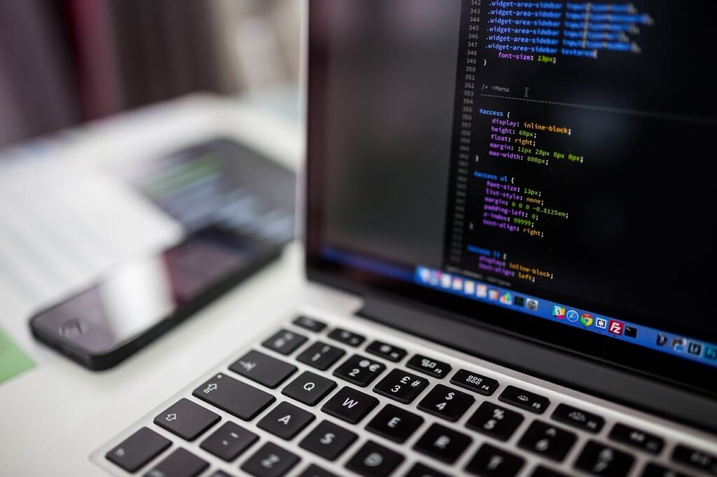 Erros comuns ao usar o Claude Code: pessoa trabalhando no notebook ao lado de um assistente de IA simpático, com símbolos de verificação e alerta ao redor da tela