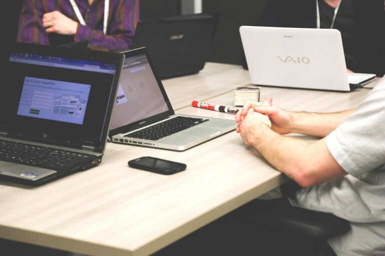 Profissional de RH usando prompts do GitHub Copilot para RH em um notebook para organizar planilhas e documentos