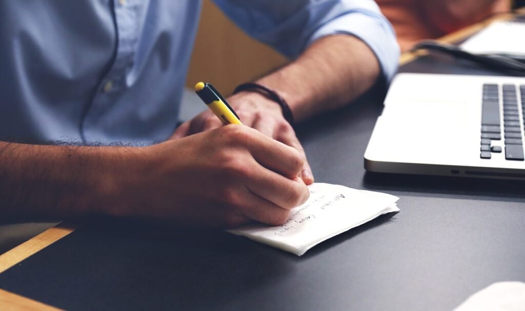 Contador usando Notion AI para contadores em um notebook com checklists, calendário e planilhas organizados