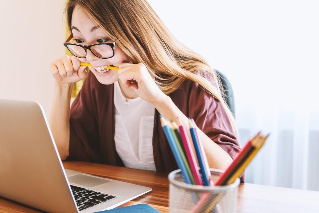 Prompts do ElevenLabs para estudantes: estudante usando fones de ouvido e notebook com ondas sonoras saindo da tela, representando estudo com áudio gerado por IA