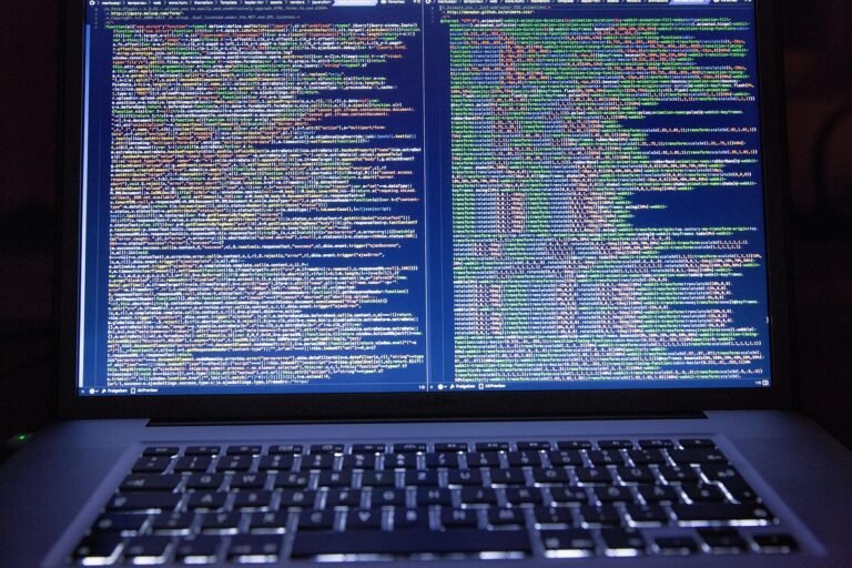 Pessoa usando o Claude Code no terminal do computador para criar e revisar código com ajuda de IA