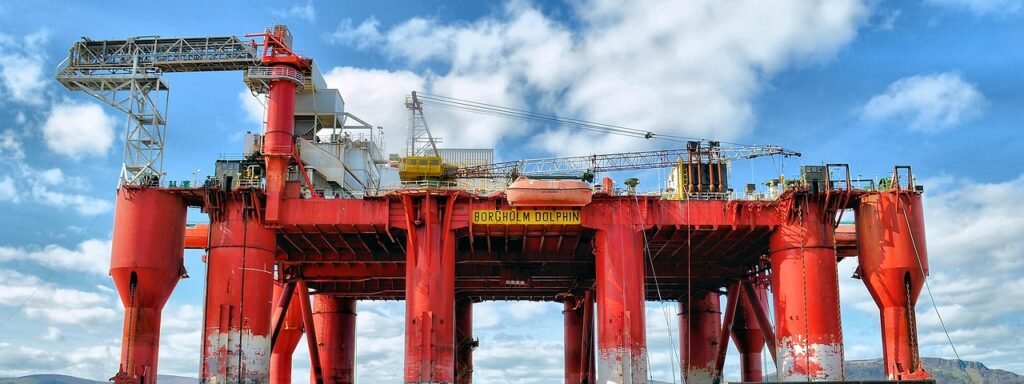 Plataforma offshore ao entardecer ilustrando a ia na segurança offshore com sensores e painéis digitais