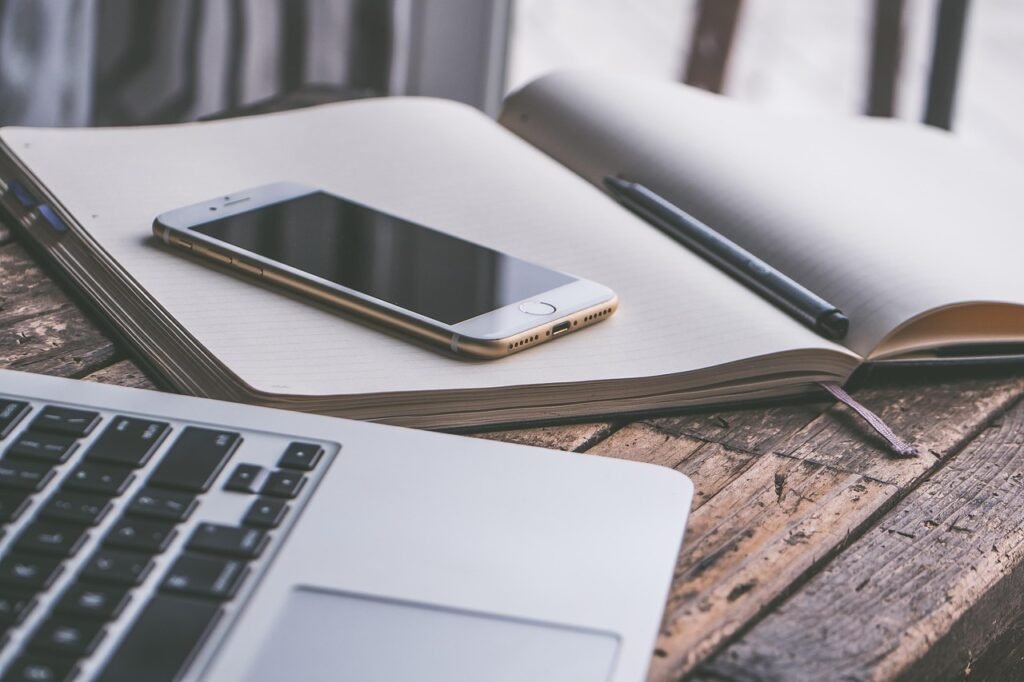 Corretor de imóveis usando IA para corretores no notebook e no celular durante o atendimento a um cliente