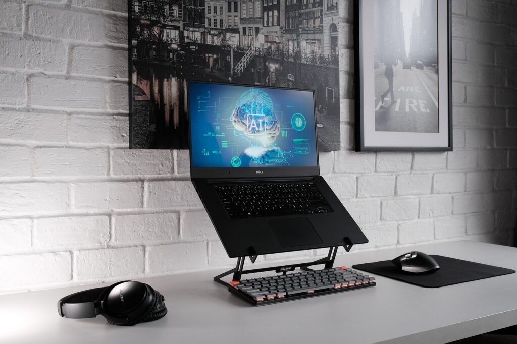 Ferramentas de IA gratuitas: pessoa usando um notebook cercada por ícones que representam diferentes ferramentas de inteligência artificial gratuitas
