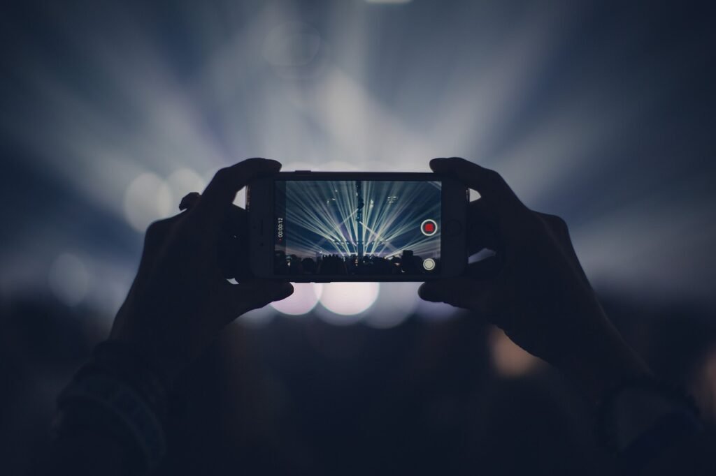 Pessoa usando o celular para legendar vídeos no CapCut com legendas automáticas