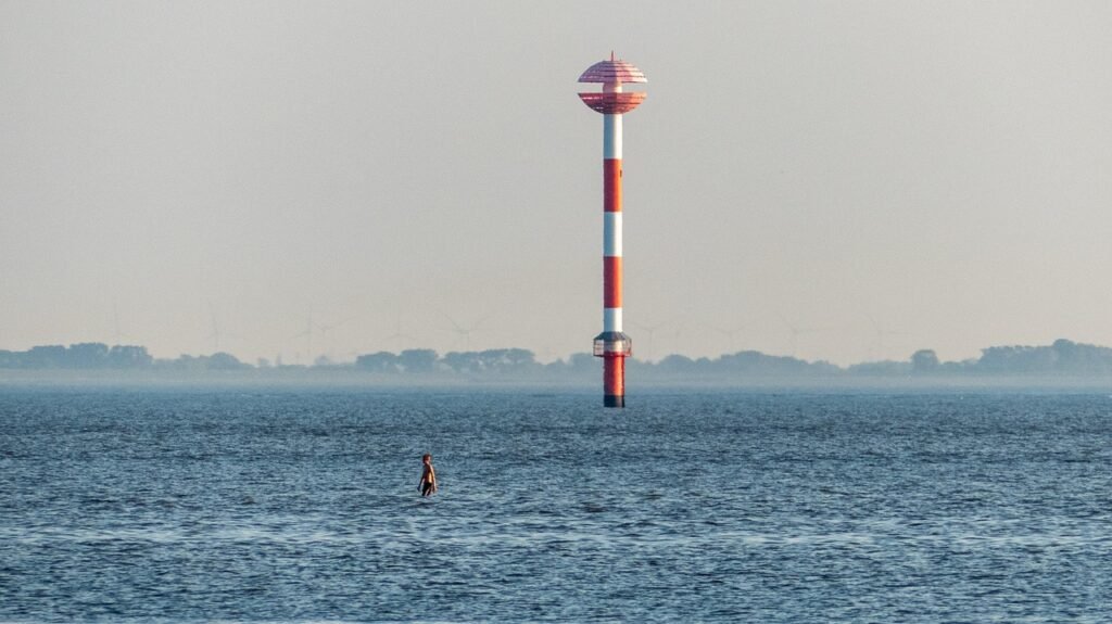 Plataforma offshore ao entardecer ilustrando a ia na segurança offshore com sensores e painéis digitais
