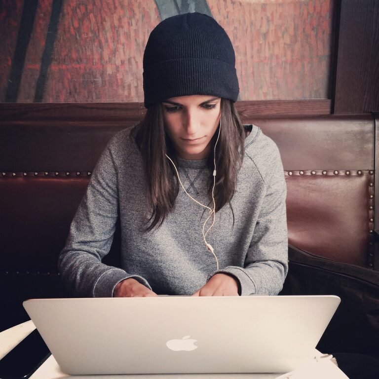 Prompts do Suno para estudantes: estudante de fone de ouvido estudando com notas musicais coloridas saindo do notebook