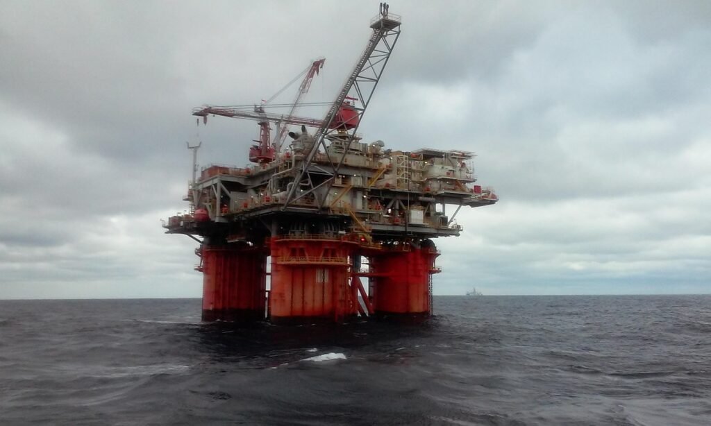 Profissional usando o ChatGPT offshore em um notebook a bordo de uma plataforma de petróleo