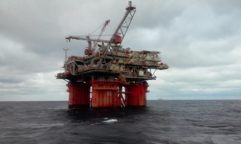 Profissional usando o ChatGPT offshore em um notebook a bordo de uma plataforma de petróleo